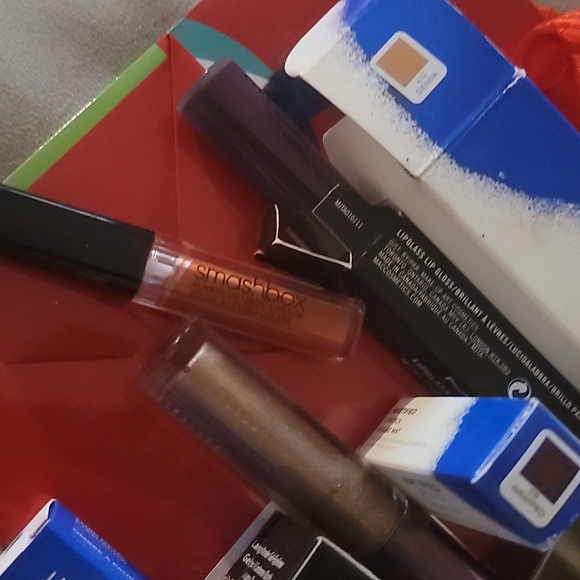 Eye Makeup (liner & shadow) & lip glosses package. - Picture 4 of 4